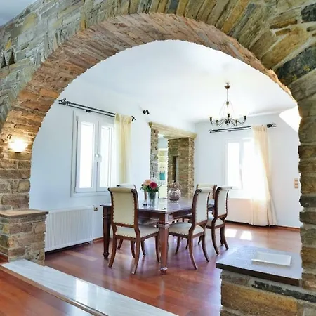 Charming 3-bedroom House In Apartment Tínos