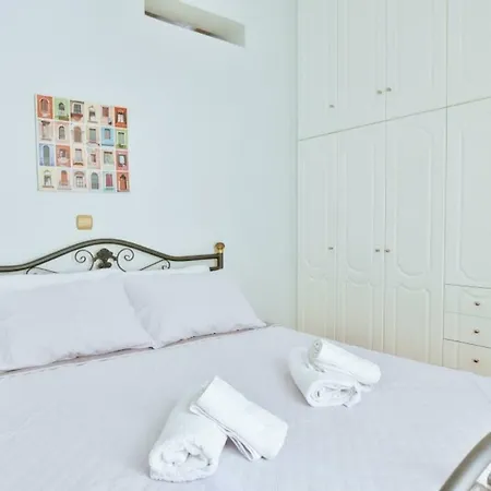 Apartment Charming 3-bedroom House In *