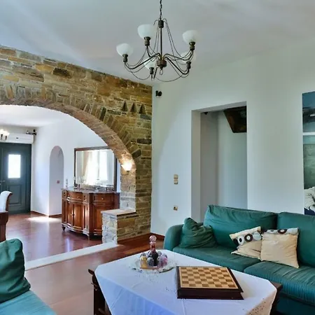 Apartment Charming 3-bedroom House In