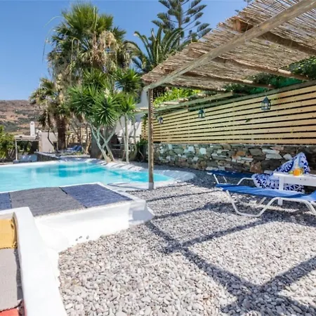 Charming 3-bedroom House In Tínos