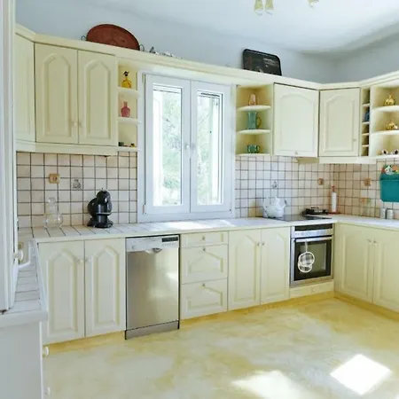 Charming 3-bedroom House In Tínos